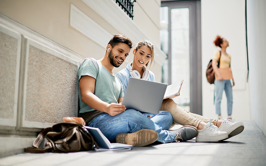 Estudiantes aprendiendo juntos con un portátil
