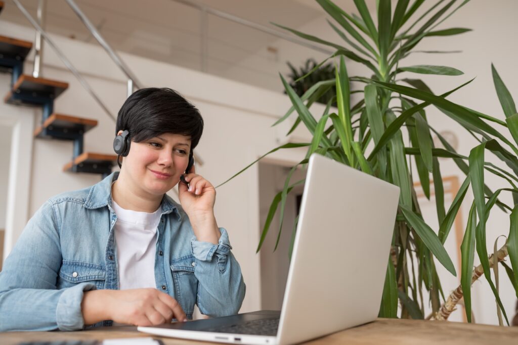 Alumna siguiendo una formación online